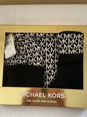 Michael Kors MK Logo hat, scarf and hat set. BMWT/ in a Box